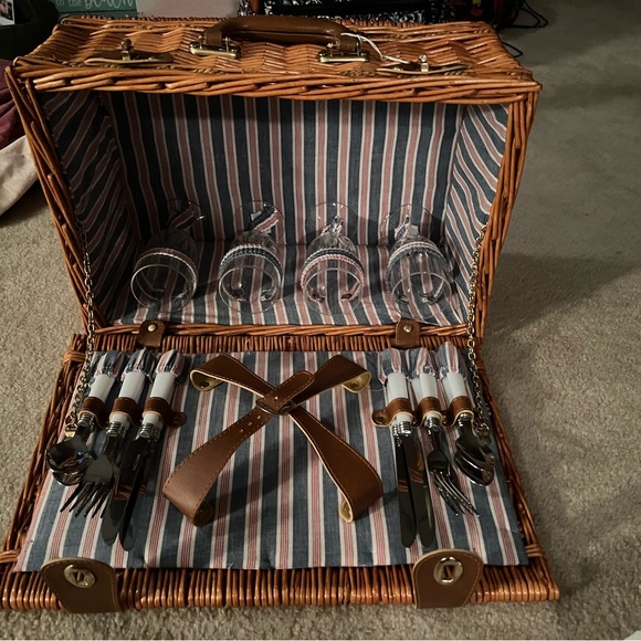 Medium Closable Picnic Basket - Picture 3 of 3